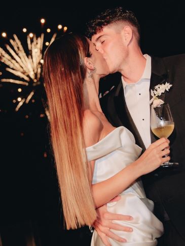 Camilla Bresciani and Alessandro Bastoni celebrated the third day by cutting cake with fireworks in the background